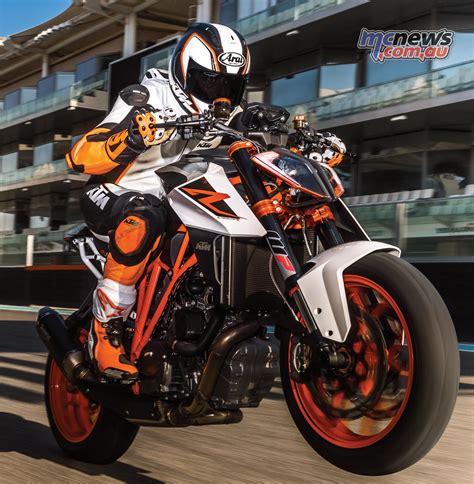 Hermann tells me that the rear axle assembly is carried over, but pretty much everything else is 2020 ktm 1290 superduke r. 2017 KTM 1290 Superduke R | Beast 2.0 | MCNews