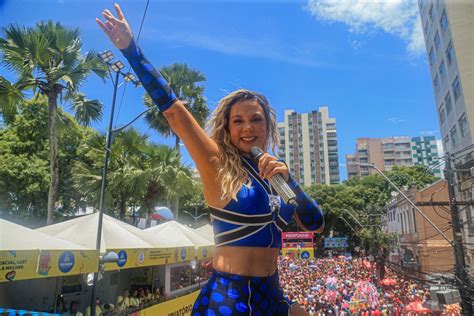 Carla Perez usa roupa que marcou a sua passagem no É o Tchan