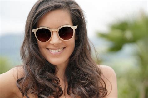 Premium Photo Portrait Of Smiling Brunette Woman Wearing Sunglasses