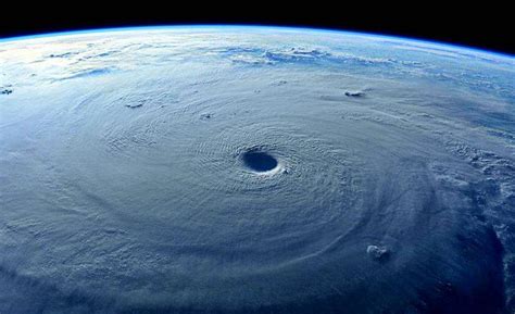 En meteorología, ciclón usualmente suele aludir a vientos intensos acompañados de tormenta, aunque también designa a las áreas del planeta en las cuales la presión atmosférica es baja. ¿Qué es Ciclón? » Su Definición y Significado 2021