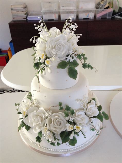 round wedding cakes sugar flowers on wedding cake round wedding cakes wedding cakes elegant