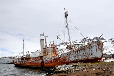 25 Haunting Shipwrecks Around The World Abandoned Ships Shipwreck Boat