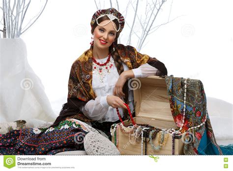 La Fille Sur Le Coffre A Bagages - Belle Fille Russe Avec Le Coffre D'espoir Image stock - Image du bride