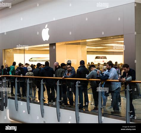 Apple Iphone X Launch Que Reading Apple Store The Oracle Reading