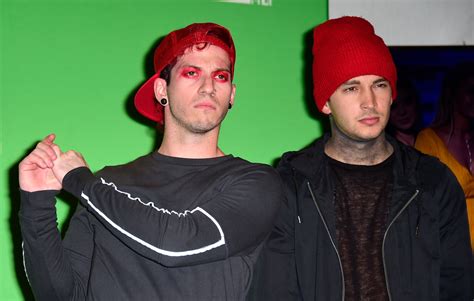 Twenty one pilots запись закреплена. Watch Twenty One Pilots zip line over the crowd at Ohio ...