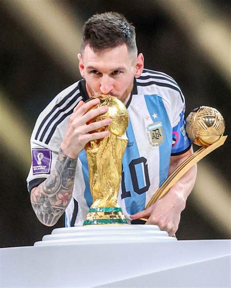 Messi Kissing World Cup Trophy Wallpapers For Iphone