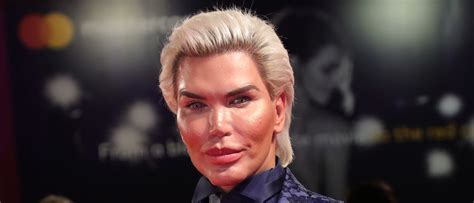 Farò rimuovere i miei genitali. Hier zeigt Ex-Real-Life-Ken Rodrigo ihre neuen Barbie ...