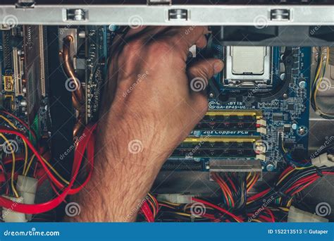 Mannelijke Hand Installeert Een Intel Processor In De Socket Op Het