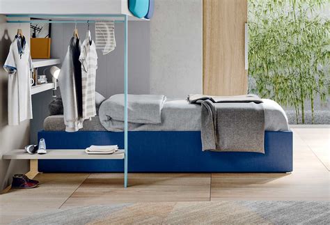 Splendido letto singoloimbottitocon pratico vano contenitore per riporre cuscini e copertecaratteristiche:letto imbottito interamente sfoderabilecompleto di rete ortopedica a doghe in legnocompleta di meccanismo di. Letto sommier contenitore singolo Smart - CLEVER.IT