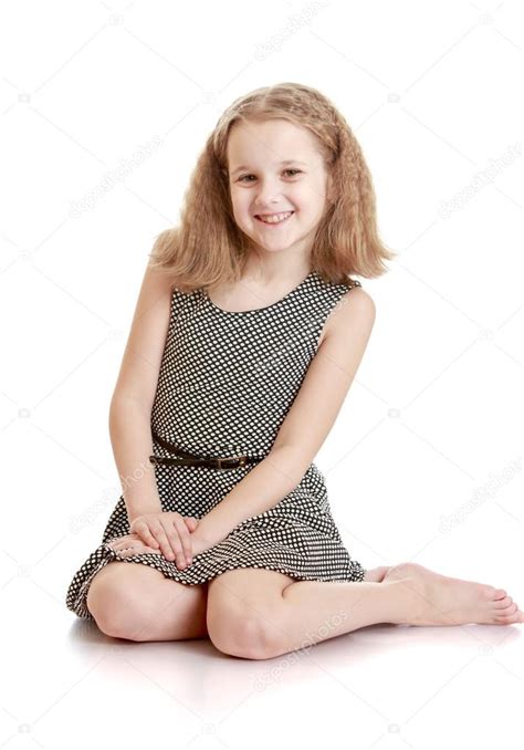 Encantadora Adolescente Sentada En El Suelo Con Los Pies Desnudos
