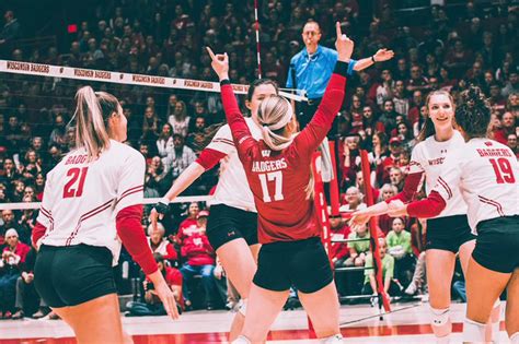 Wisconsin Volleyball Uw Sweeps Illinois State Into A Dustpan Throws