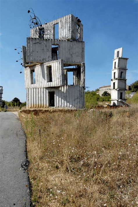 Anselm Kiefer, torre con oggetti, proprietà La Ribotte, presso Barjac