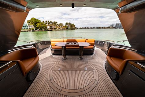 Liens vers les vidéos de la ville. AMOS YACHT VIDEO - RIVA VIDEO