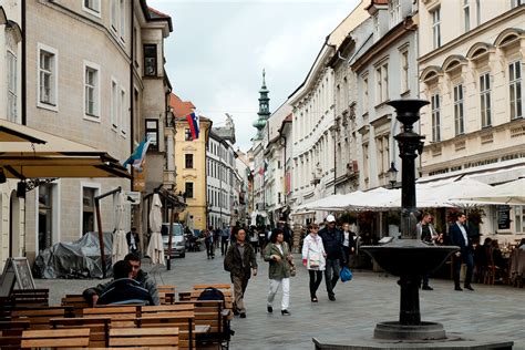 Slovakien har ett kontinentalt klimat med kalla, torra vintrar och varma somrar. Guide till Bratislava - Missa inte det här i Slovakiens ...