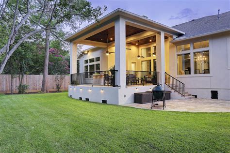 Although only usable part of the year, outdoor kitchens are something to loom forward to as soon as beautiful weather makes its presence felt. Modern Outdoor Living in Bellaire - Texas Custom Patios