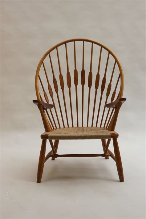 De titel van de stoel is uiteraard gebaseerd op de rugleuning van de stoel, die sterk doet denken aan de staartveren van een pauw. Antiques Atlas - Original Peacock Chair By Hans J Wegner