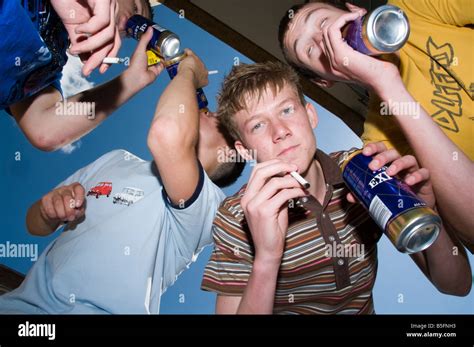 Gruppe Von Jungs Im Teenageralter Trinken Und Rauchen Stockfotografie Alamy