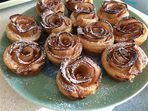 L'abbiamo preparata con lo speck e il parmigiano in versione salata e con la zucca, lo zucchero in versione dolce. Roselline di pasta sfoglia | Pasta sfoglia, Sfoglia, Pasta