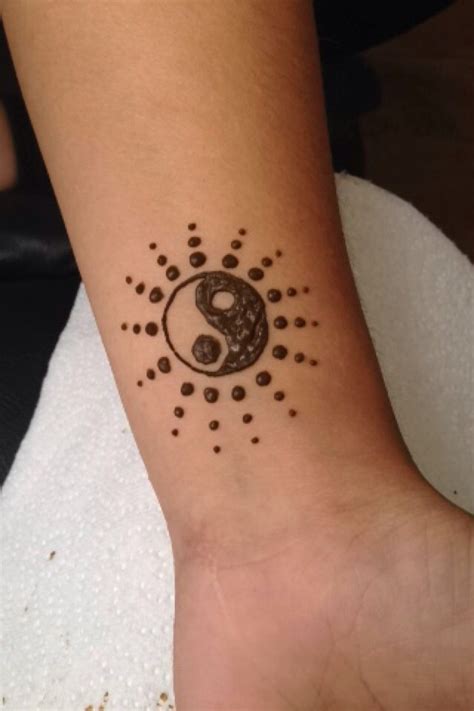 Recently, henna tattoos became popular every on top of the world. Pin by Danica. on Henna | Henna tattoo, Henna tattoo ...