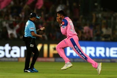 Live cricket score updates and ball by ball text commentary that helps you visualize the action. Live Cricket Score - RR vs RCB, IPL 2019 | Cricbuzz.com