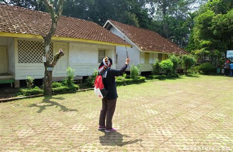 (kompas.com/anggita muslimah) tak hanya keindahan alam yang ada di garut, jawa barat bisa dinikmati wisatawan. Wisata Budaya ke Kampung Pulo dan Candi Cangkuang Garut ...