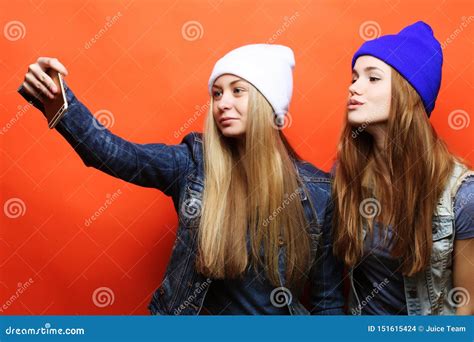 Deux Jeunes Amies De Hippie Prenant Le Selfie Photo Stock Image Du Hippie Photo 151615424