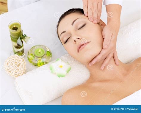 Donna Che Ha Massaggio Della Testa Nel Salone Della Stazione Termale Fotografia Stock Immagine