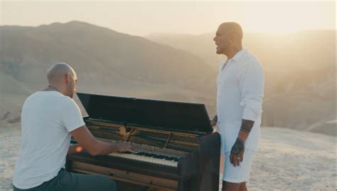 כל שיר הוא סצנה שונה מתוך סרט שאני מדמיין אותו, אומר רייכל, היחס הוא לכל שיר כיצירה שלמה וחיה בפני עצמה, וכל המרכיבים צריכים להתחבר ולשרת את השיר, לכן לקול שמבצע את השיר יש משמעות גדולה. שיתוף פעולה ראשון בין עידן רייכל ואייל גולן | האיזנו - כיפה