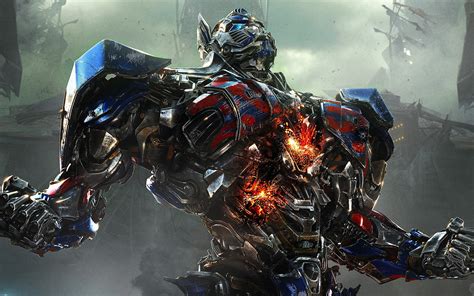 The autobot leader optimus prime charges back into battle with a new alternate mode, a new design, and new weapons. Transformers: Age of Extinction-Review • Geek Insider