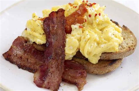 Jamie Olivers Spicy Scrambled Eggs And Crispy Bacon Recipe Goodtoknow
