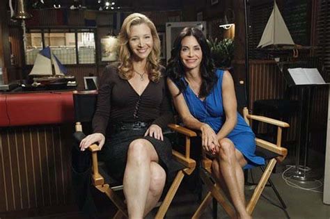 Courteney Cox Lisa Kudrow Of Friends Reunite In Cougar Town