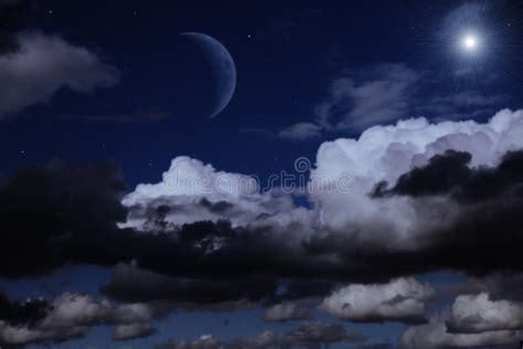 Luna Y Estrellas Grandes En Un Cielo Azul De La Noche Nublada Imagen De