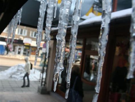 Общината сваля опасните ледени висулки в София Общество