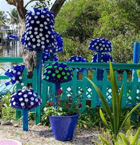 15 Terrific Diy Glass Bottle Yard Decor That Will Impress You Garden Art Diy Garden Decor