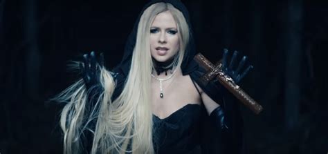 Avril Lavigne Turns On Her Goth Side In New Video ‘i Fell In Love With