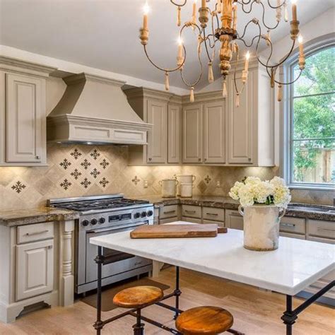 Our flooring experts are ready to help. Travertine Tile Buyer's Guide [Wall & Floor Ideas, Pros ...