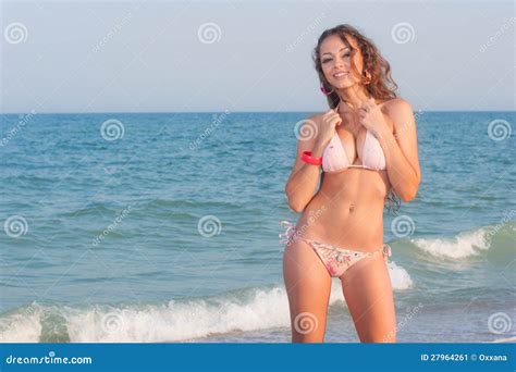 sexy mooie vrouw in bikini bij het strand stock afbeelding image of strand lichaam 27964261