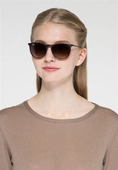 Find the latest trends, styles and deals right now! Ray-Ban ERIKA - Sunglasses - braun - Zalando.co.uk