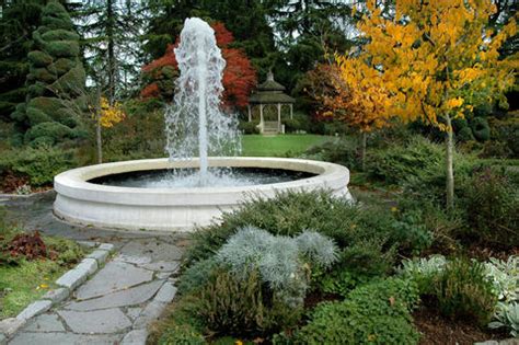 Dieser wasserfall mit leds ist eine perfekte dekorative ergänzung für ihren teich oder pool. Springbrunnen für den Garten - Mein schöner Garten