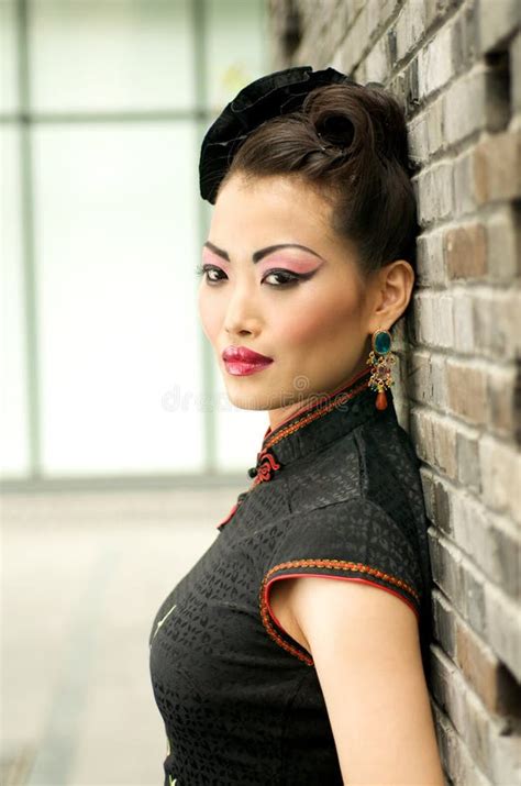 Chinees Model In Traditionele Kleding Cheongsam Stock Foto Image Of