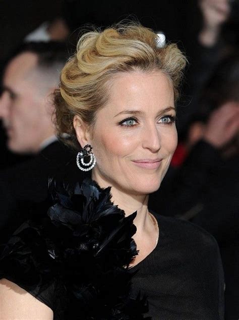 Gillian anderson from 2020 golden globes: Představitelka rázné agentky je stále krásnější. | Gillian anderson, Anderson, Hair updos
