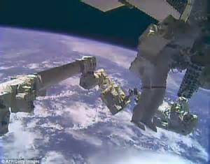Astronauts Fix Iss In Rare Christmas Eve Spacewalk Daily Mail Online