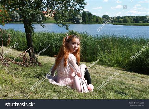 Asian Anime Style Girl Sitting Down Foto De Stock 683612032 Shutterstock