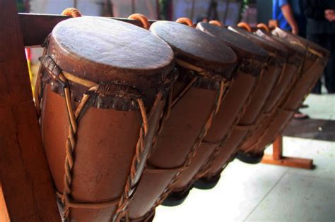 Biasa dimainkan dengan tangan atau dengan alat pemukul gendang. Mengulas 20 Alat Musik Tradisional Sumatera Utara yang ...