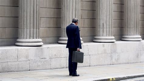 Von britischen banken, die weiterhin auf dem kontinent geschäfte machen wollen, wird von der aufsicht erwartet, dass sie in der eu nicht nur als leere hüllen agieren, sondern vor ort angemessene kapazitäten aufgebaut haben. Brandmauern für britische Banken | NZZ
