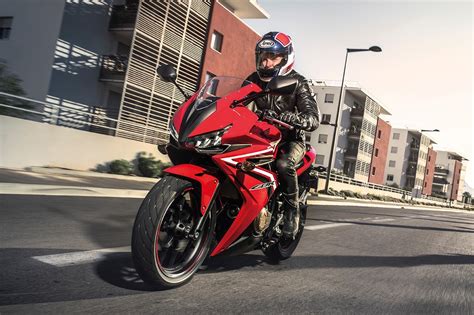 Situated in between the cbr1000rr fireblade and the cbr150r, the cbr500r gives riders a taste of both ends of the spectrum by combining streetability, practicality, and ease of use with serious sportbike styling. 2016 Honda CBR500R Review of Specs & Changes - Sport Bike ...