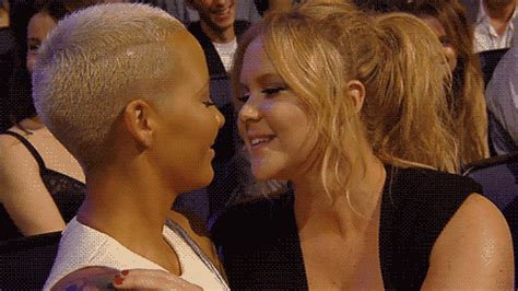 amber rose and amy schumer kiss at mtv movie awards 2015 popsugar celebrity photo 2