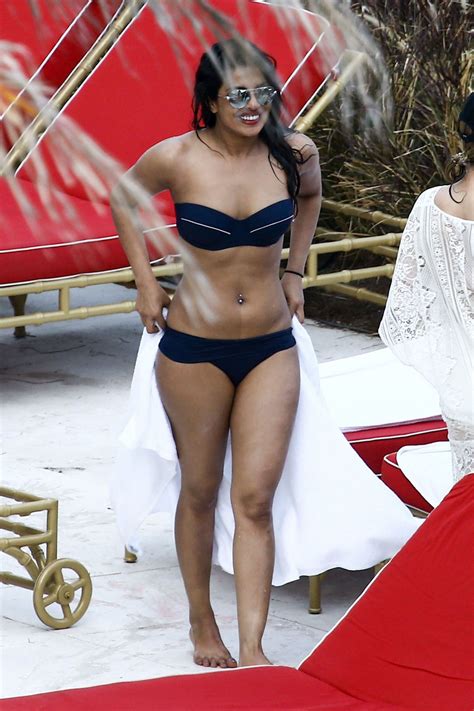 Priyanka Chopra Shows Off Her Bikini Body Hotel Pool In Miami 0512