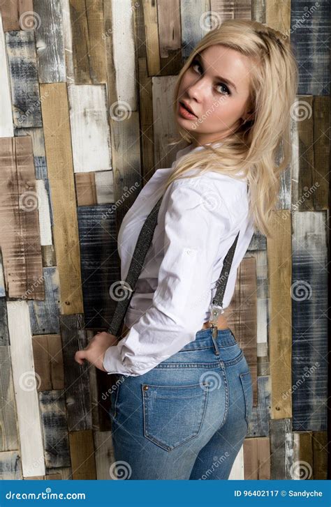 Schönes Sexy Mädchen Mit Großem Busen In Den Blue Jeans Einer Weinlese Und Im Weißen Hemd Wirft