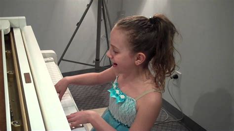 9 Yr Old Girl Capri Plays Piano And Sings Let It Go Amazing Piano
